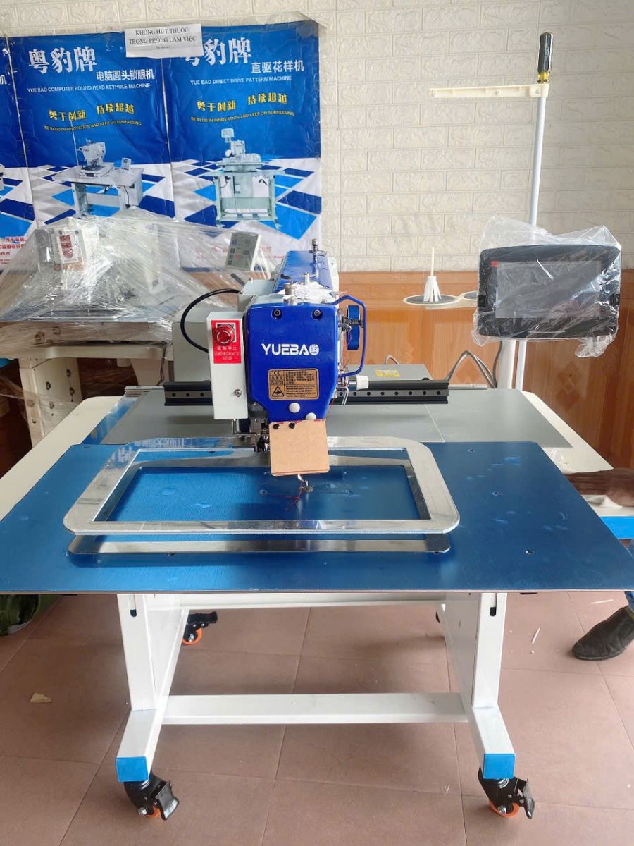 Máy lập trình hàng dày nhãn hiệu YBAO/YUEBAO khổ 35 x20cm YL-H3520H chuyên hàng dày giày dép, sofa, nệm ghế, túi xách, balo, vali, ...